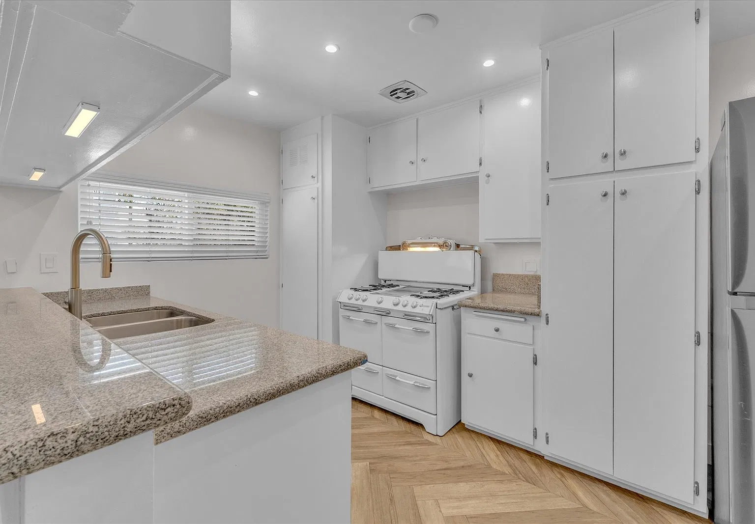 2 bed, 900 sqft, $2,450 — Photo 1