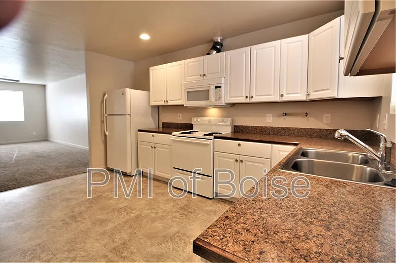 2 bed, 1.0 bath, 954 sqft, $1,295 — Photo 2