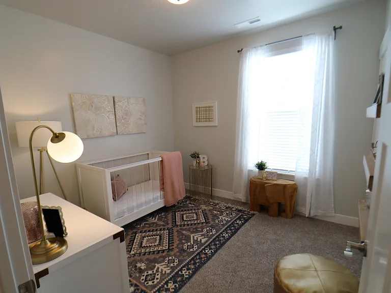 124 W Silver Springs Dr — Photo 3