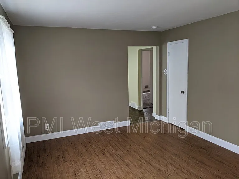 2102 36th St SW — Photo 3
