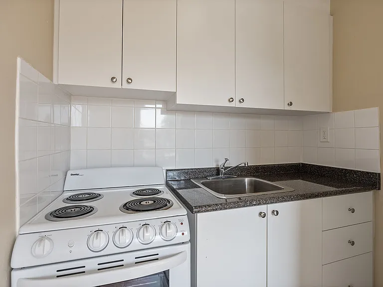 2890 Saint Clair Ave E — Photo 12