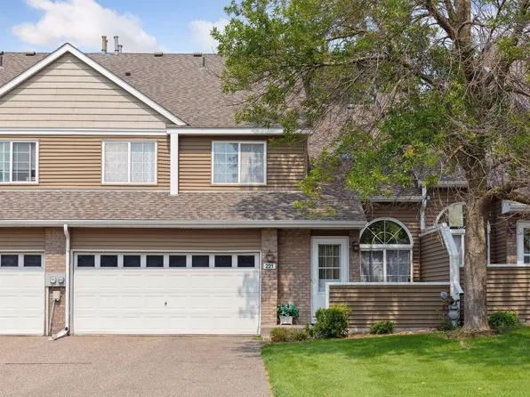 221 Primrose Ct, Vadnais Heights, MN 55127