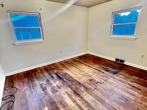 4th image of 1063 Charles Ave