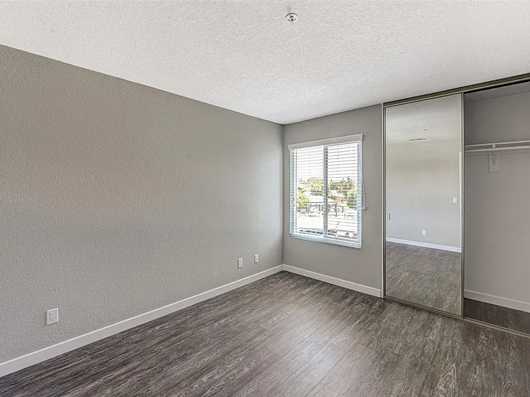 River House Apartments — Photo 16