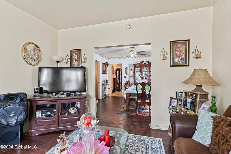 4th image of 829 Stanley Street