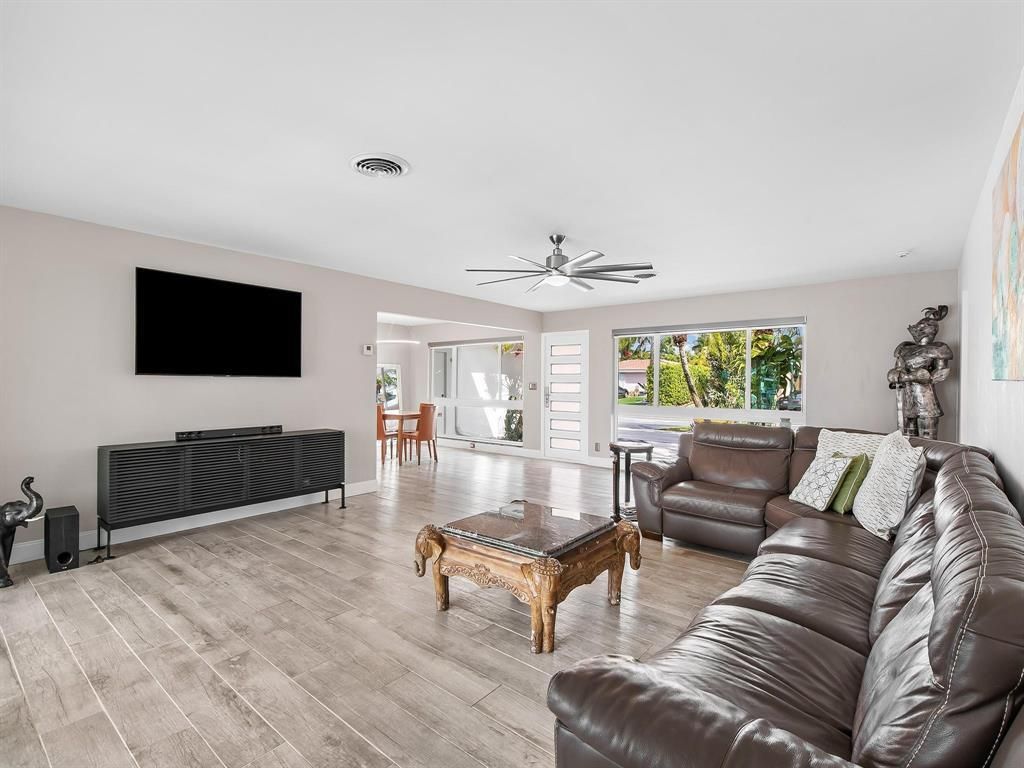 300 SE 10TH Street, photo 8