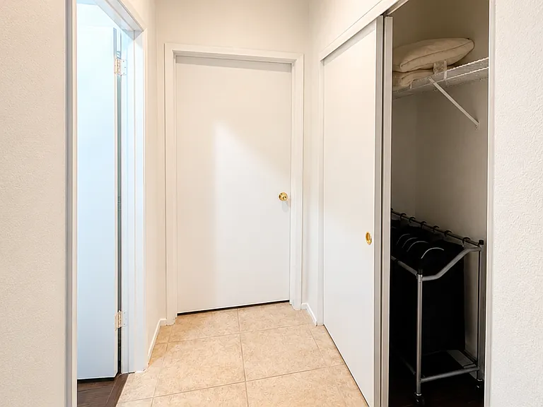 545 Yacht Harbor Dr — Photo 4