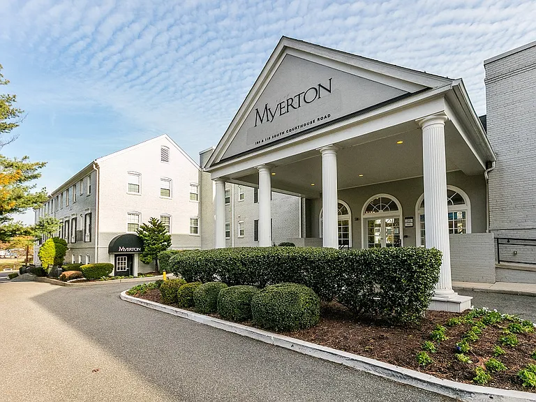 Myerton Apartments — Photo 1