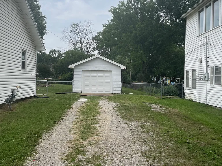 407 NE Main St — Photo 11