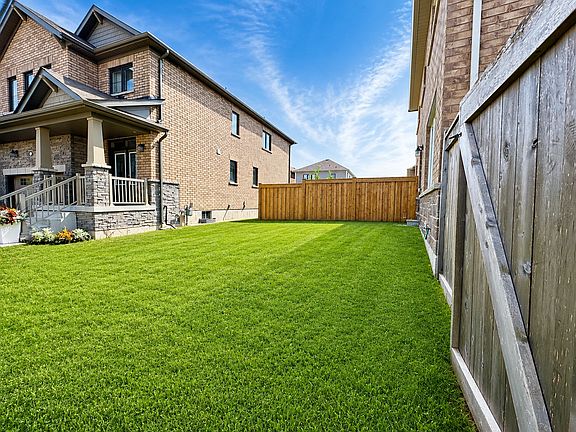 3rd image of 176 Maclachlan Ave