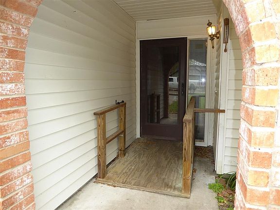 3rd image of 4 Holly Ln