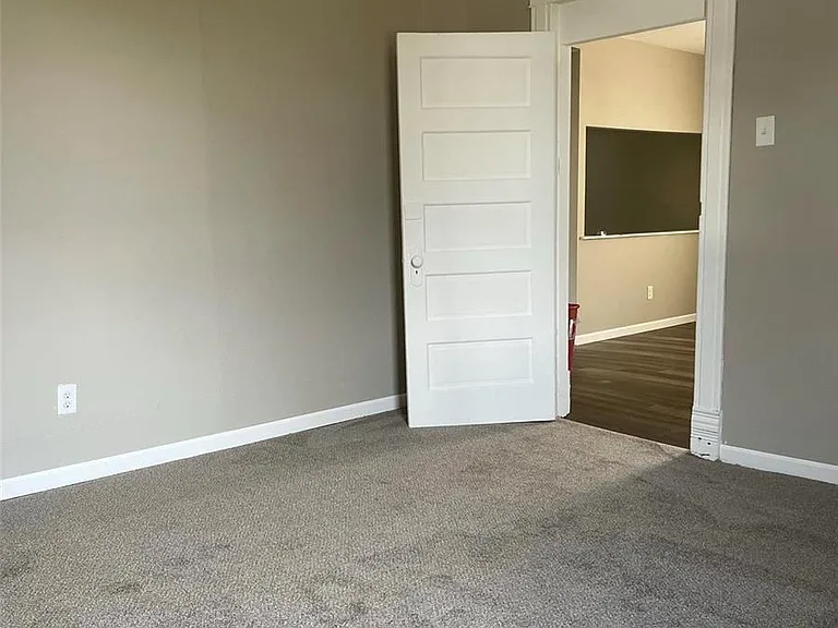 319 N Hesperia St #B — Photo 11