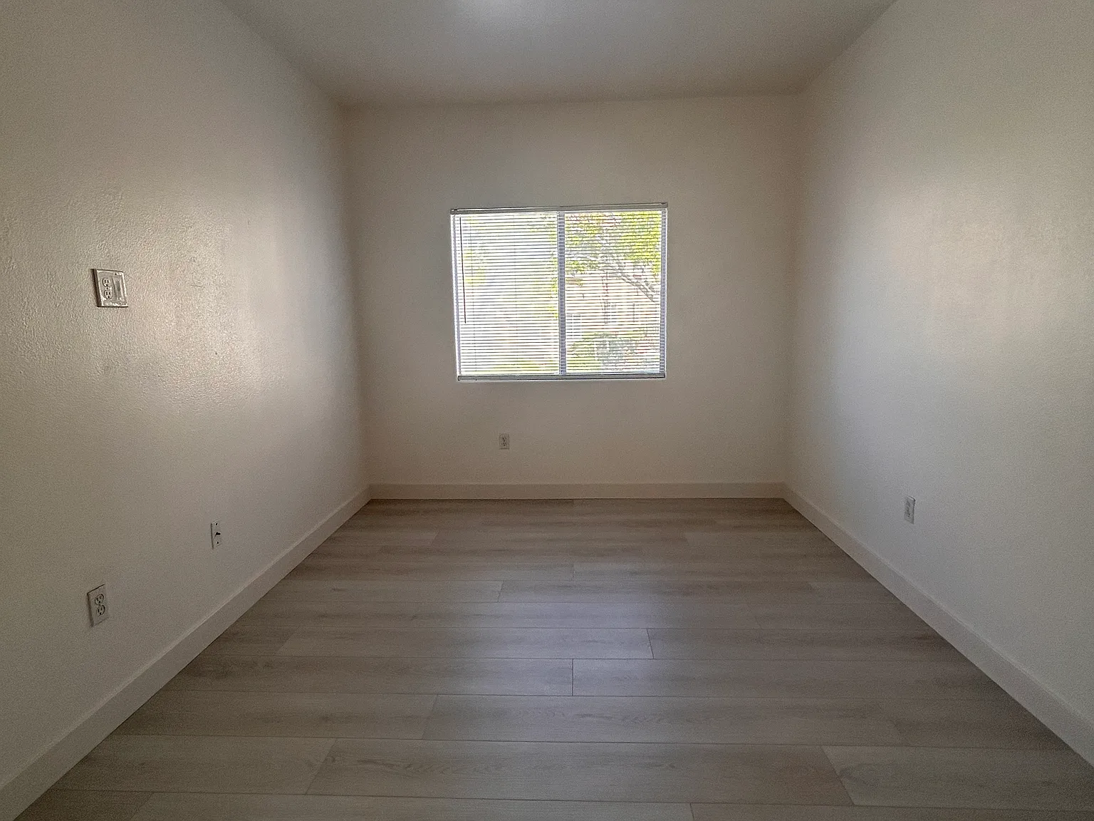 2110 Los Feliz St — Photo 2