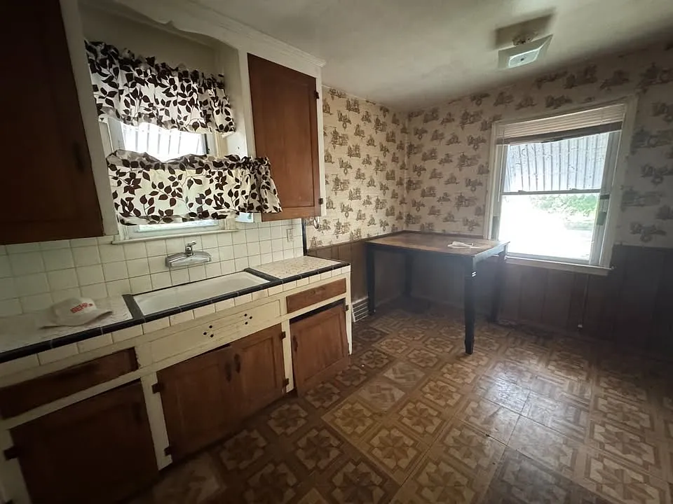2 bed, 705 sqft, $1,100 — Photo 3