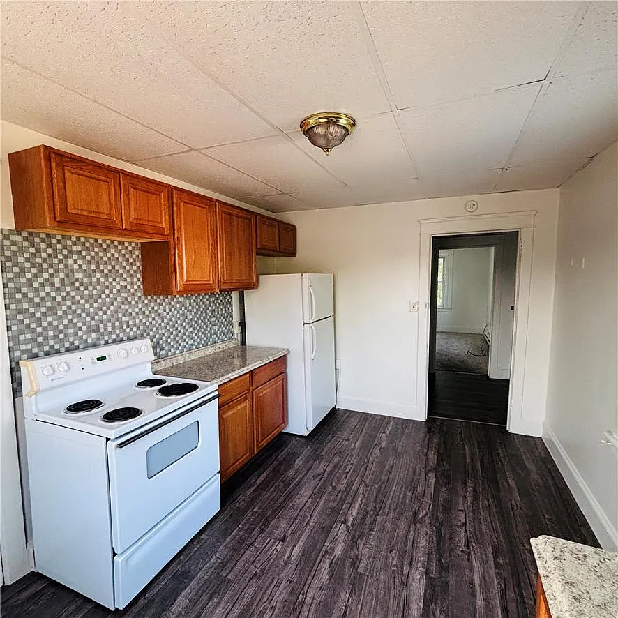 2 bed, 1.0 bath, 750 sqft, $1,300 — Photo 2