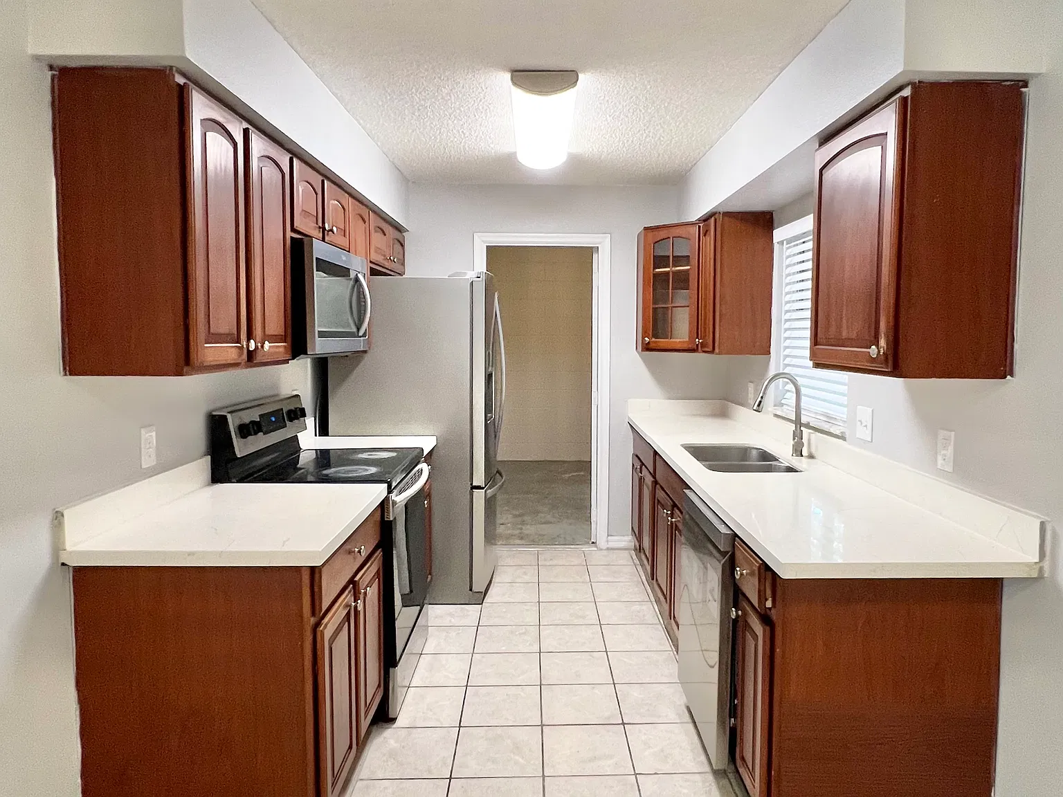 3 bed, 1060 sqft, $1,950 — Photo 2