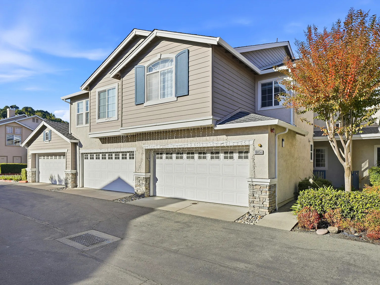 2 bed, 2.5 bath, 1387 sqft, $3,800 — Photo 2