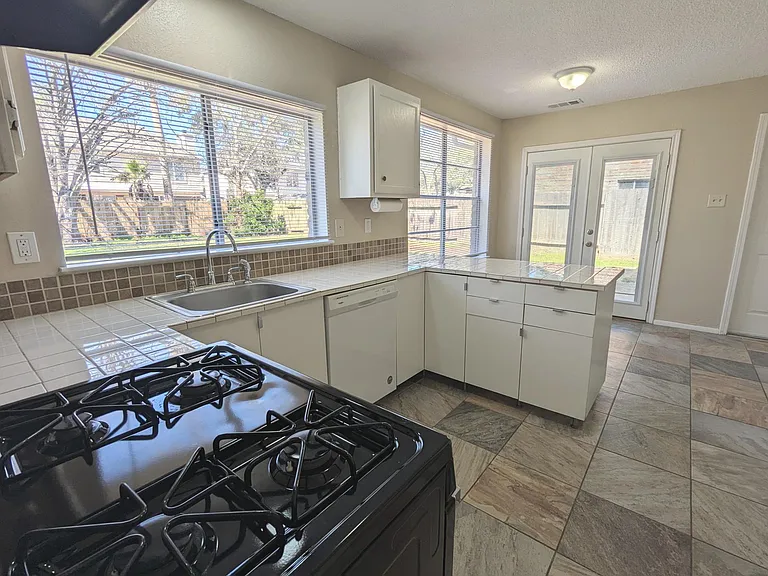 5639 Windsong Trl — Photo 9