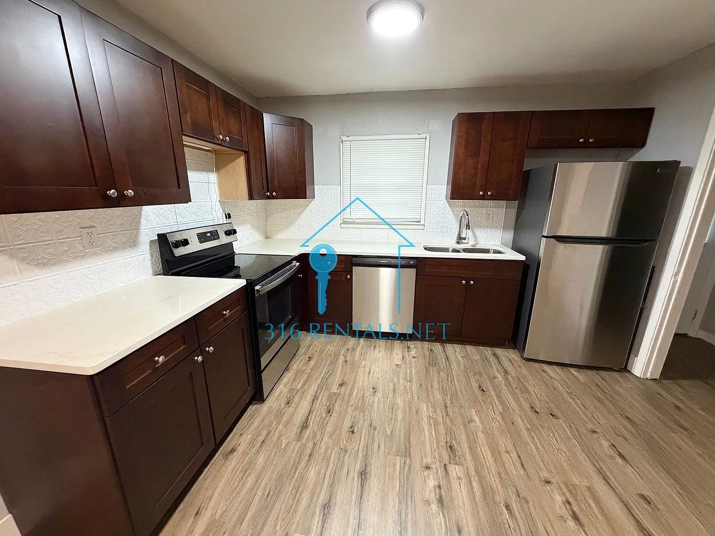 $950 - 2 bed 1 bath - Beautiful Duplex — Photo 3