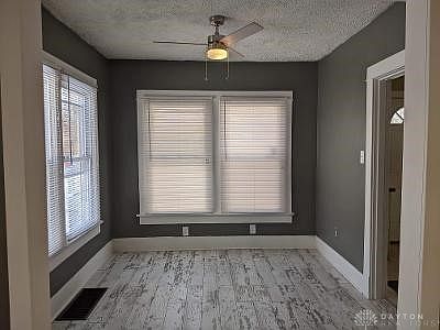 5th image of 2110 Victoria Ave