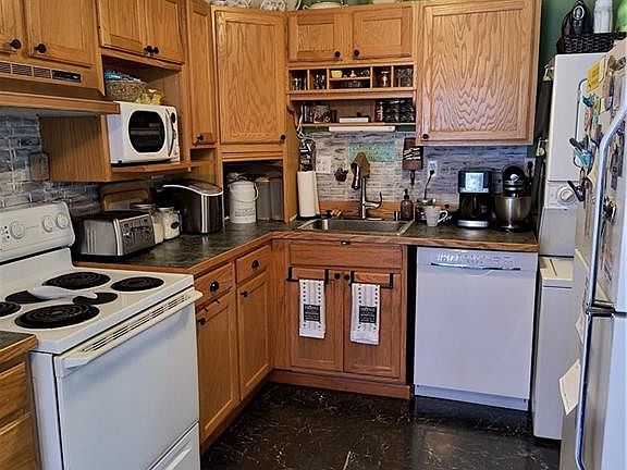 2nd image of 3732 Lakepointe Dr