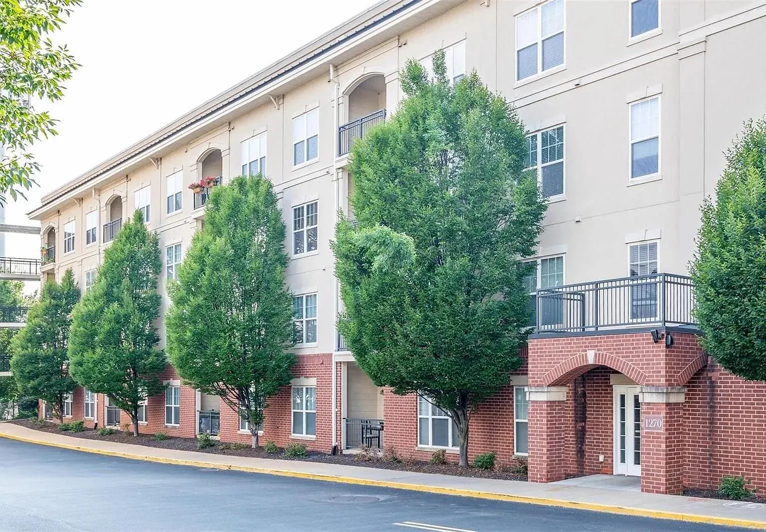 1 bed, 952 sqft, $1,750 — Photo 2