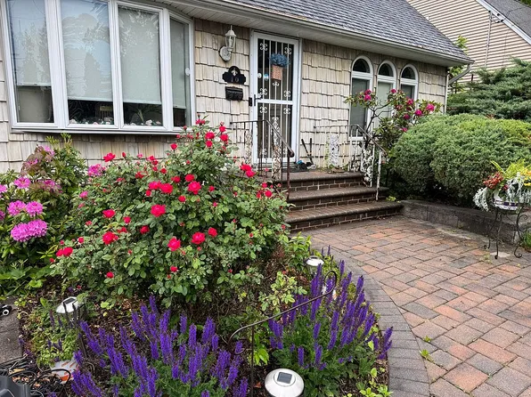 10 Bennett St, Kings Park, NY 11754