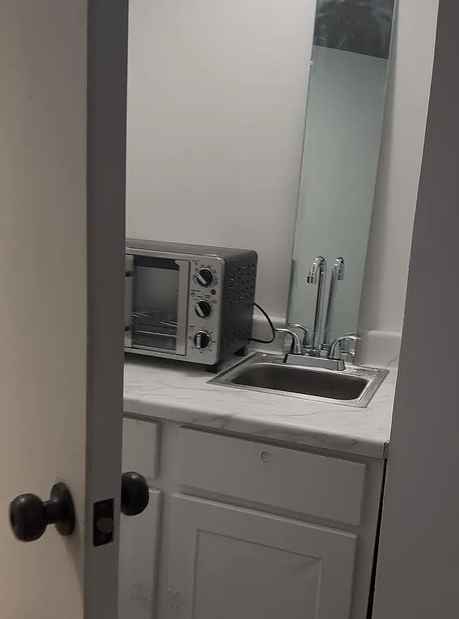 1 bed, 1.0 bath, 200 sqft, $1,027 — Photo 4