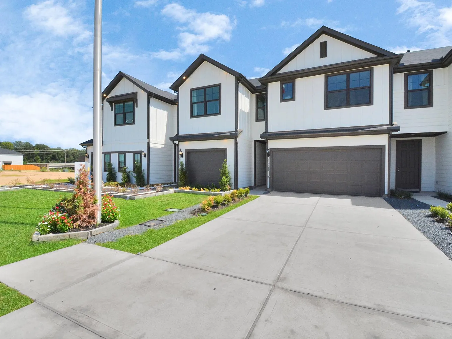 3 bed, 2.5 bath, 1646 sqft, $2,400 — Photo 1