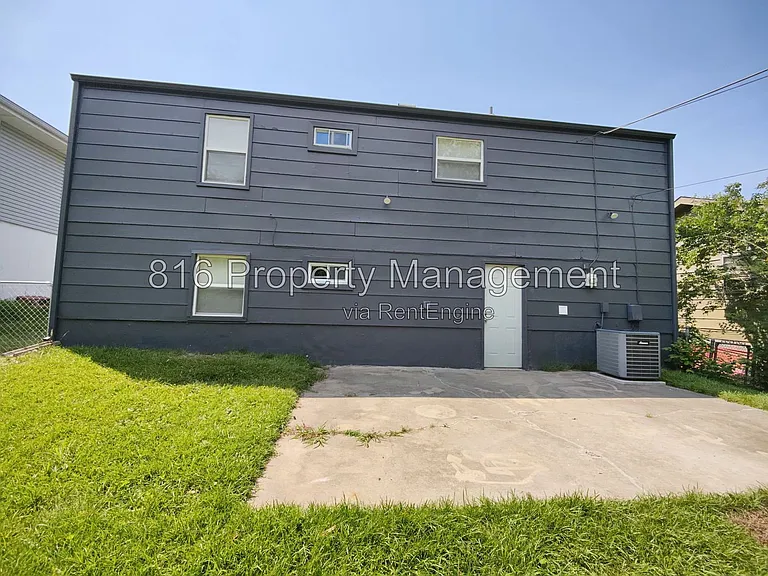 7941 NE San Rafael Dr — Photo 26