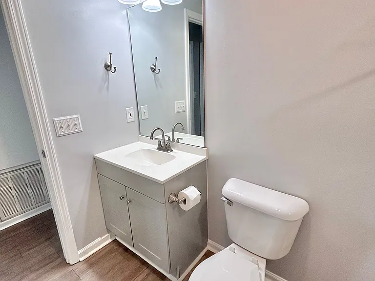 620 E Davis St — Photo 9