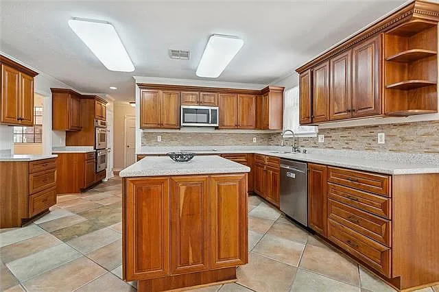 5 bed, 3.5 bath, 4484 sqft, $4,000 — Photo 3