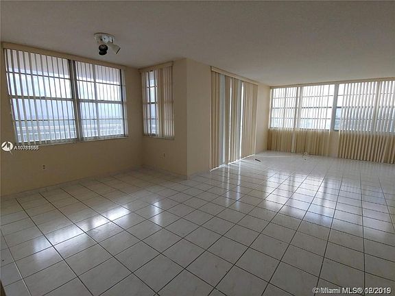 3rd image of 18011 Biscayne Blvd APT 1604