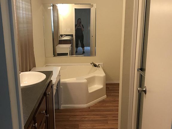 Master en-suite bathroom