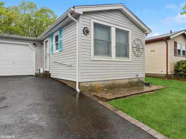 87 Village Circle W, Manorville, NY 11949