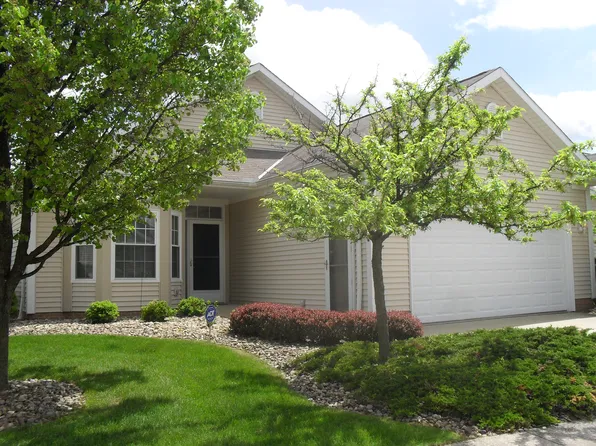 205 Village Dr #27, Seven Hills, OH 44131