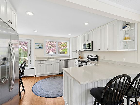 5th image of 24 Baycrest Ave
