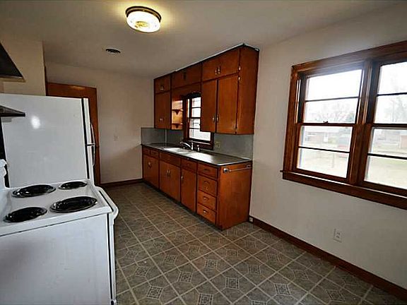 5th image of 130 Elmwood Ave