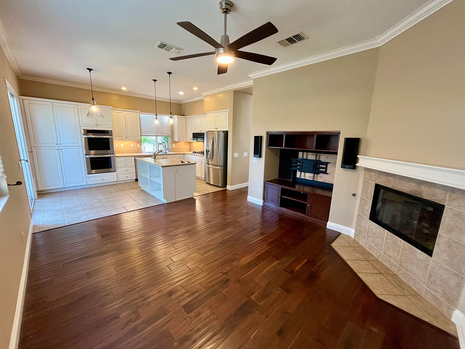 3 bed, 2.5 bath, 2063 sqft, $5,295 — Photo 2