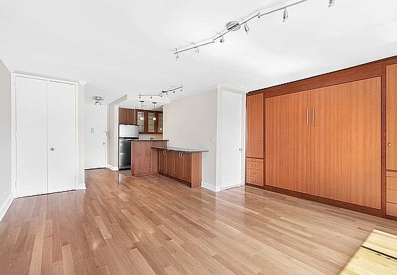 3rd image of 215 W 95th St APT 12P
