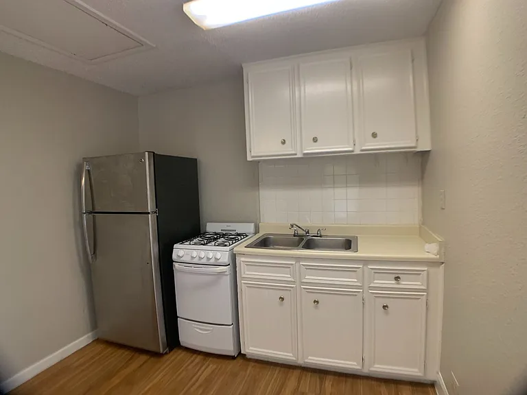 502/504 Elmwood Studios — Photo 45