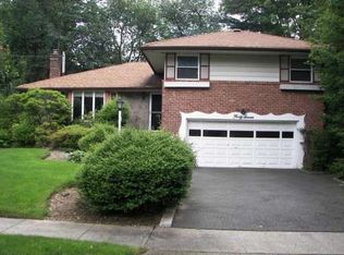 47 Ridge Dr, Westbury, NY 11590