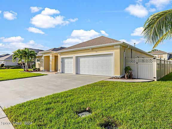 3rd image of 572 Glenbrook Cir