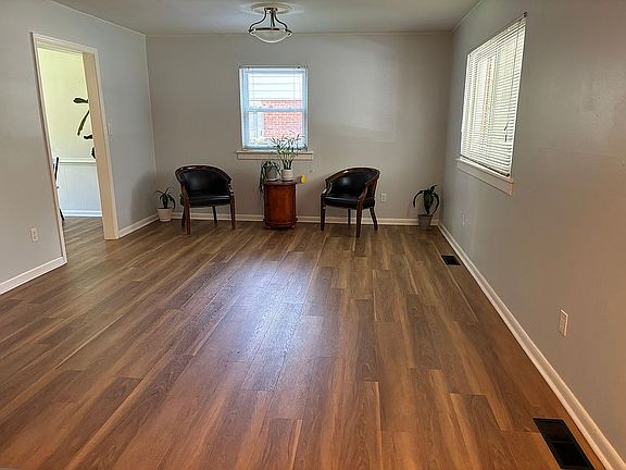 4th image of 227 Saint Ives Cir