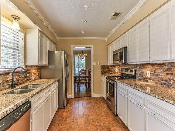 ...fabulous backsplash and undercabinet lighting!