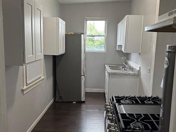 3rd image of 2711 S Hamlin Ave Unit 2