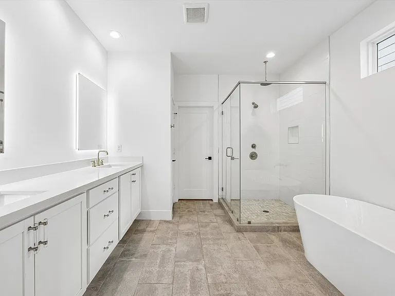 921 W 21st St — Photo 16