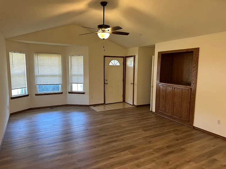 863 S Hickory Ln — Photo 2