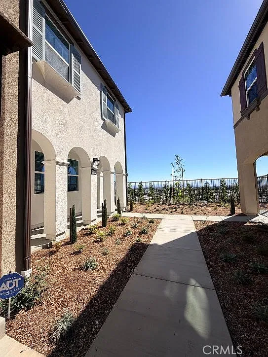 3 bed, 2.5 bath, 1417 sqft, $3,500 — Photo 4