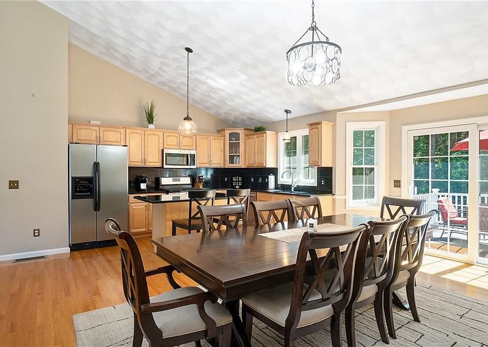 125 Tomahawk Trl, Cranston, RI 02921 Zillow